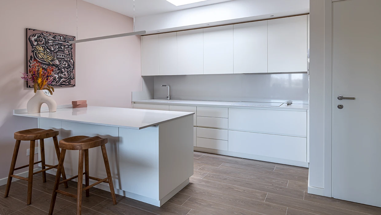 Total white lacquered kitchen