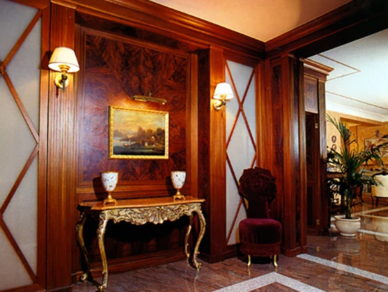 Boiserie in piuma di mogano